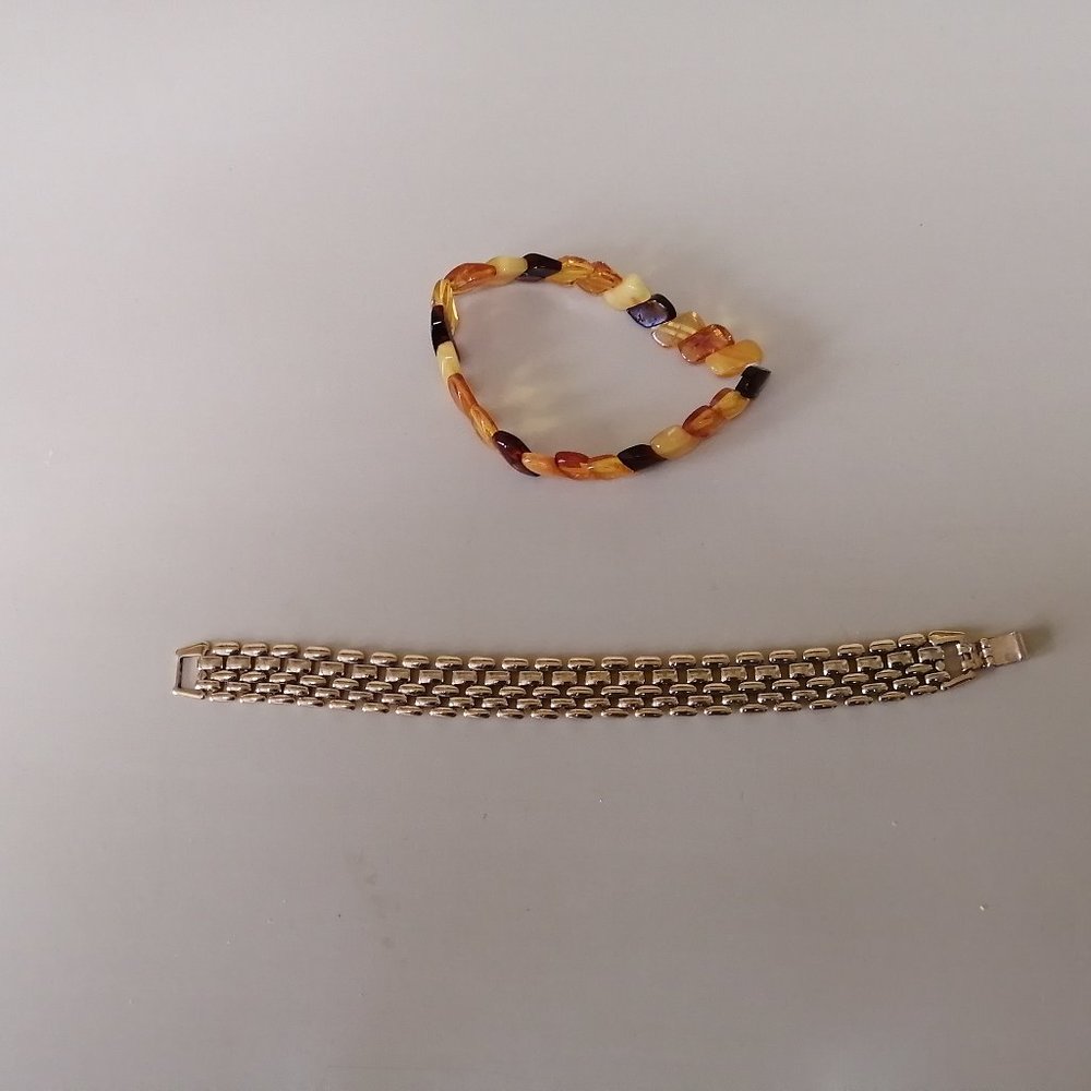 2 Bracelets